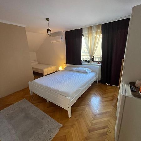 Guesthouse 12A Pristina Buitenkant foto