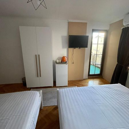Guesthouse 12A Pristina Buitenkant foto