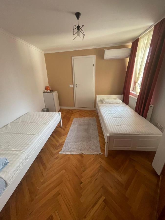 Guesthouse 12A Pristina Buitenkant foto