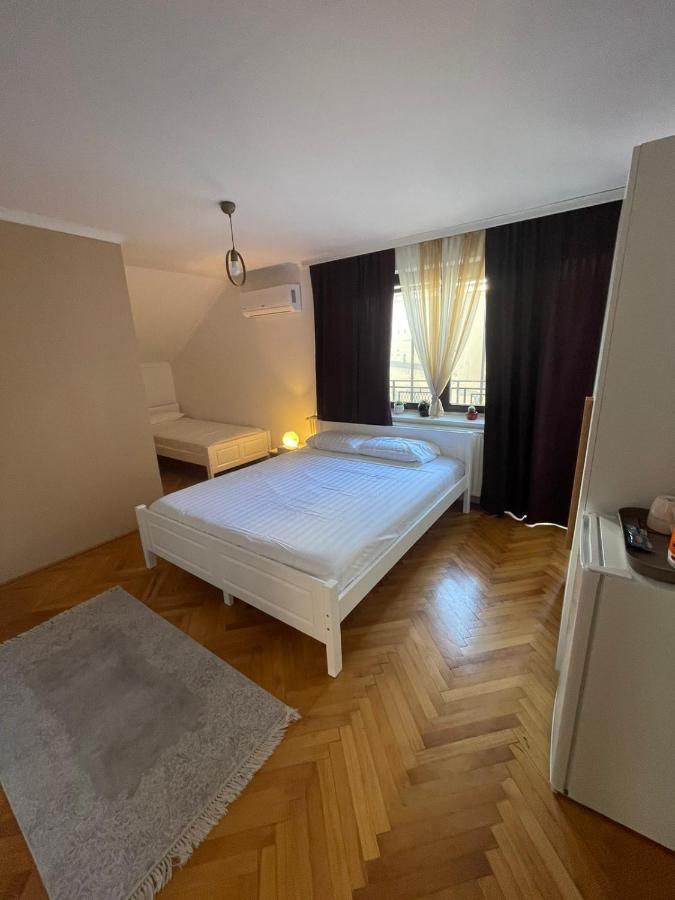 Guesthouse 12A Pristina Buitenkant foto