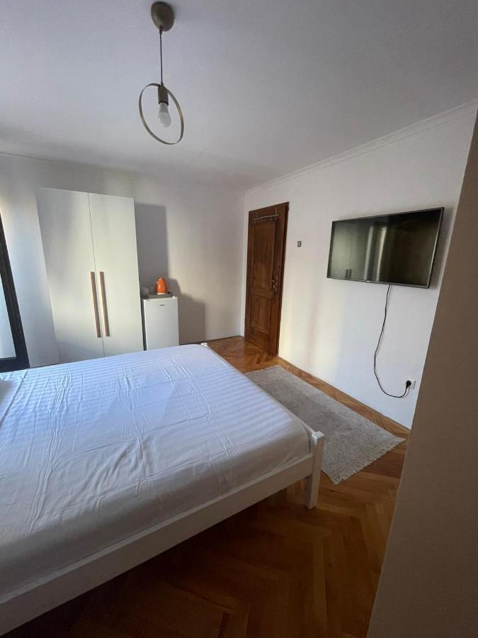 Guesthouse 12A Pristina Buitenkant foto