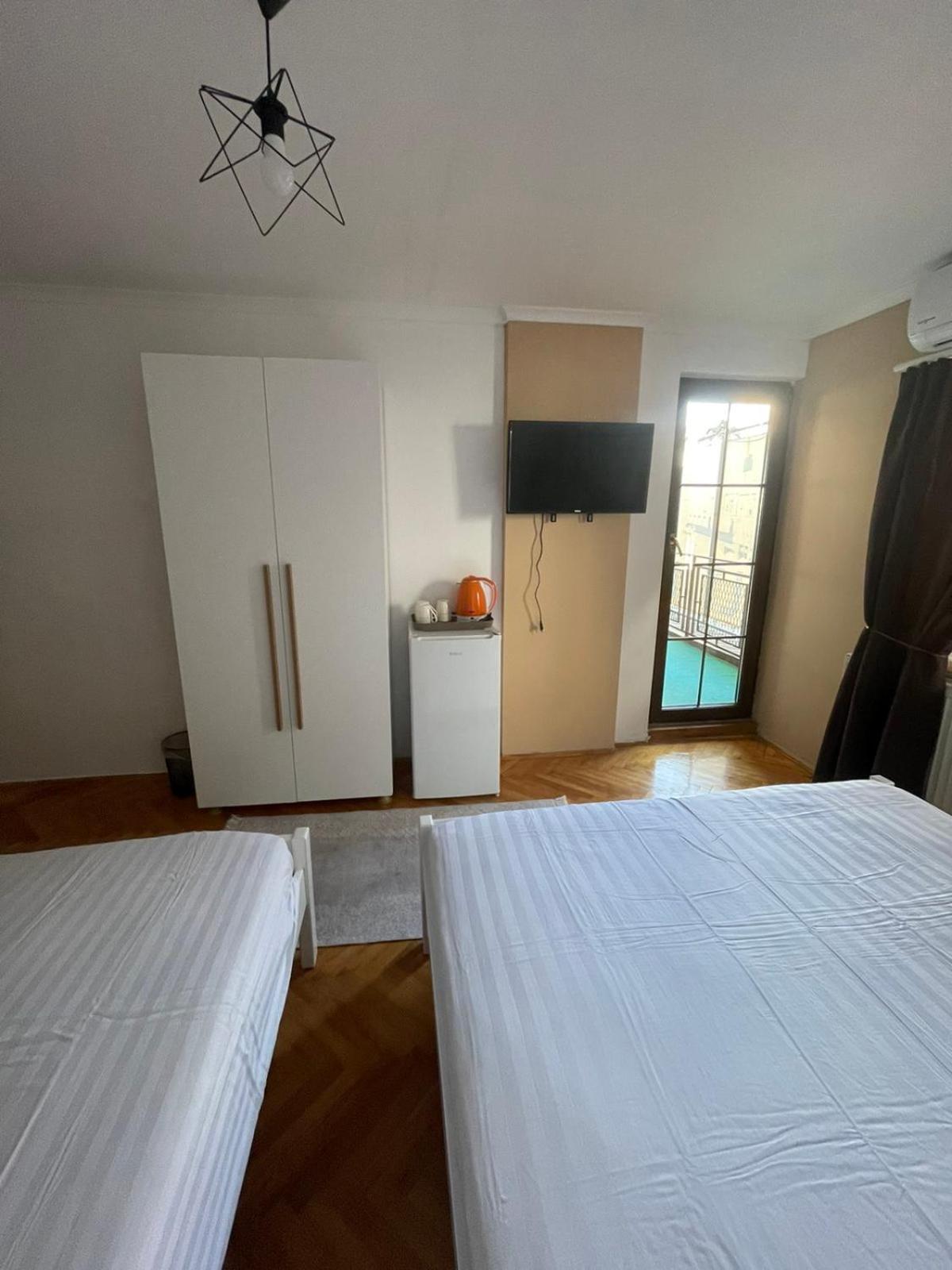 Guesthouse 12A Pristina Buitenkant foto