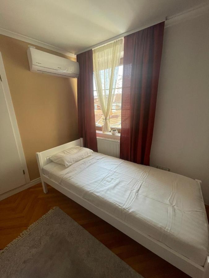 Guesthouse 12A Pristina Buitenkant foto